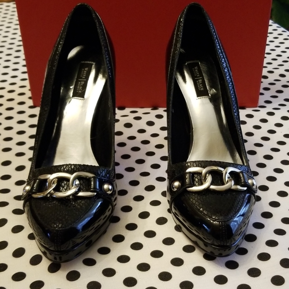 WHBM Black Patent Leather Pump in 9M